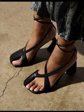Black Strappy Split-Toe  Heeled Sandals Size EU 41 NWOT